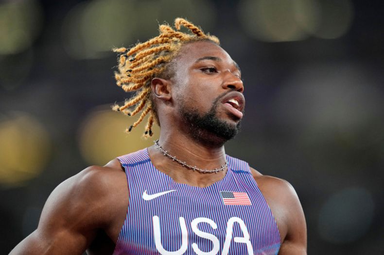 El estadounidense Noah Lyles completa una eliminatoria de los 100 metros masculinos en el Campeonato Mundial de Atletismo en Tokio, el sábado 13 de septiembre de 2025. (Foto AP/Petr David Josek)