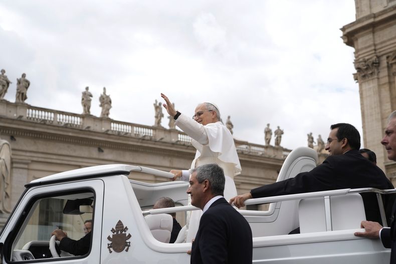 El papa León XIV saluda a su salida para su primera audiencia general semanal en la plaza de San Pedro del Vaticano, el miércoles 21 de mayo de 2025. (AP Foto/Gregorio Borgia)