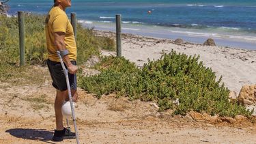 Mel Ismail, que sobrevivió al ataque de un tiburón, mira a Glenfield Beach, ceerca de Geraldton, Australia, el 7 de octubre de 2026. (Chris Lewis/Australian Broadcasting Corp via AP)