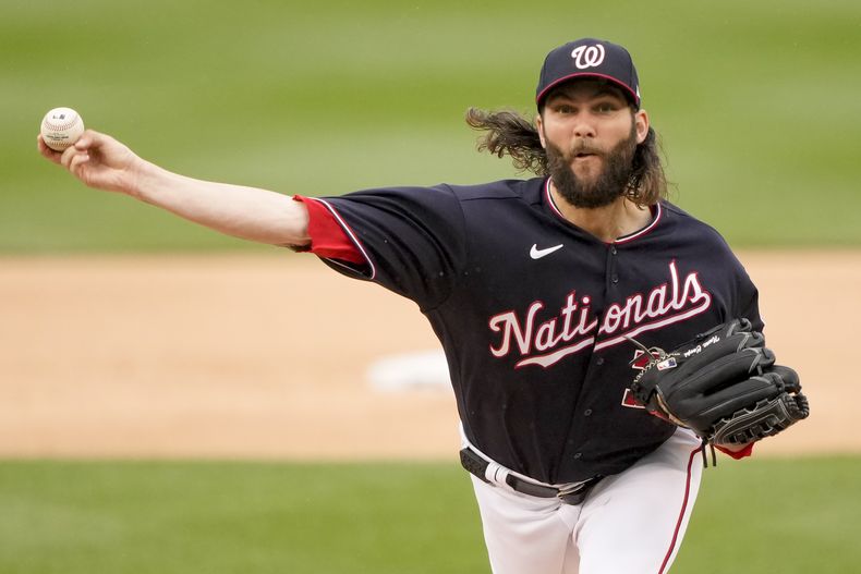 El abridor de los Nacionales de Washington Trevor Williams lanza en la primera entrada del encuentro ante los Cardenales de San Luis el miércoles 21 de junio del 2023. (AP Foto/Andrew Harnik)