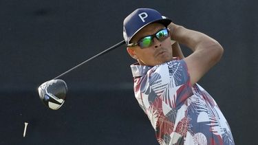 Rickie Fowler le pega a la bola en el tee en el hoyo 17 en la segunda ronda del Abierto de Estados Unidos en el Country Club de Los Ángeles el viernes 16 de junio del 2023. (AP Foto/Marcio J. Sanchez)