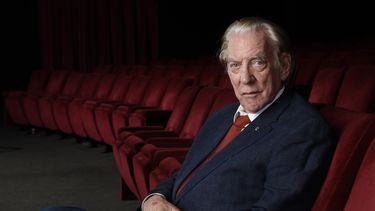 ARCHIVO - El actor Donald Sutherland en la Academia de Artes y Ciencias Cinematográficas en Beverly Hills, California, el 13 de octubre de 2017. Sutherland, el imponente actor canadiense de M.A.S.H. y The Hunger Games, ha muerto a los 88 años. (Foto Chris Pizzello/Invision/AP, archivo