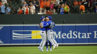 De izquierda a derecha, Kevin Kiermaier, George Springer y Daulton Varsho festejan la victoria de los Azulejos de Toronto sobre los Orioles de Baltimore, el martes 22 de agosto de 2023 (AP Foto/Julio Cortez)