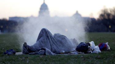 ARCHIVO - El Capitolio de Estados Unidos sirve de fondo a un hombre sin hogar que descansa en una chimenea de vapor en el National Mall, el 18 de diciembre de 2019, en el Capitolio de Washington. (AP Foto/Julio Cortez, archivo)