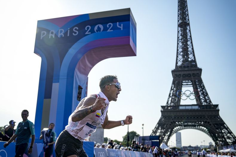 Brian Daniel Pintado, de Ecuador, celebra su victoria en la prueba de 20 kms de marcha atlética en los Juegos de París, el 1 de agosto de 2024, en París, Francia. (AP Foto/Vadim Ghirda)