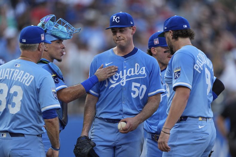 Kris Bubic (50), abridor de los Reales de Kansas City, sale del partido durante la tercera entrada del segundo juego de una doble cartelera de béisbol de Grandes Ligas frente a los Guardianes de Cleveland, el sábado 26 de julio de 2025, en Kansas City, Missouri. (AP Photo/Charlie Riedel)