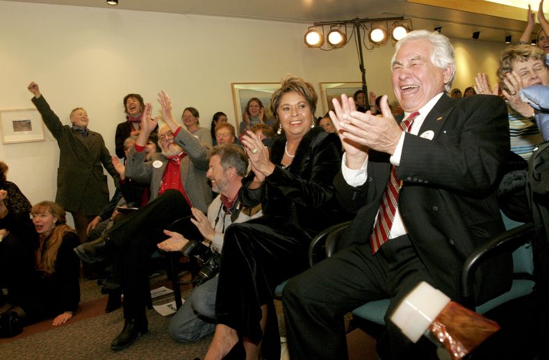 ARCHIVO - Jerry Apodaca, derecha, ríe durante un discurso del senador Ted Kennedy en un colegio técnico en Santa Fe, Nuevo México, en 2008. Apodaca, un político demócrata y primer gobernador hispano de Nuevo México en 54 años al asumir en 1975, murió en su hogar en Santa Fe el 26 de abril de 2023. Tenía 88 años. (Jane Phillips/Santa Fe New Mexican via AP, File)