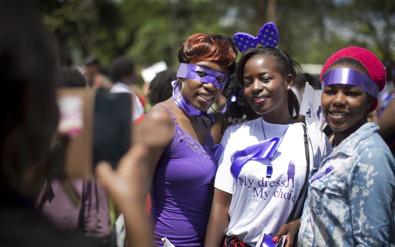 Un grupo de kenianas participan en una protesta contra agresiones a mujeres en Kenia por hombres que las acusan de vestirse de manera provocadora, en Nairobi, Kenia, el 17 de noviembre del 2014. (Foto AP/Ben Curtis)