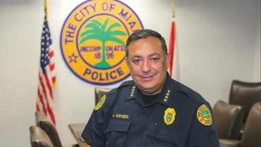 ex  jefe de policia de miami, art acevedo, demanda a la ciudad