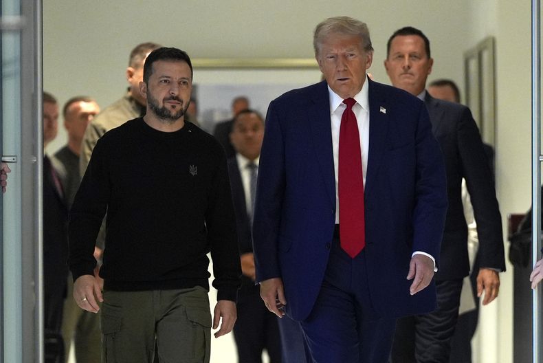 El candidato presidencial republicano y expresidente, Donald Trump, se reúne con el presidente ucraniano Volodymyr Zelenskyy en la Torre Trump, el viernes 27 de septiembre de 2024, en Nueva York. (AP Foto/Julia Demaree Nikhinson)