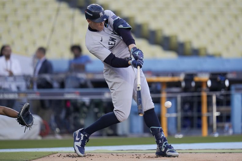 Aaron Judge, de los Yankees de Nueva York, batea durante la práctica de bateo en el día de prensa de la Serie Mundial de béisbol contra los Dodgers de Los Ángeles, el jueves 24 de octubre de 2024, en Los Ángeles. (AP Foto/Julio Cortez)