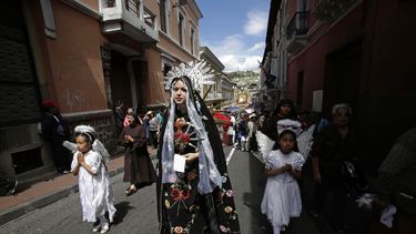 papa se encuentra con ricas tradiciones indigenas
