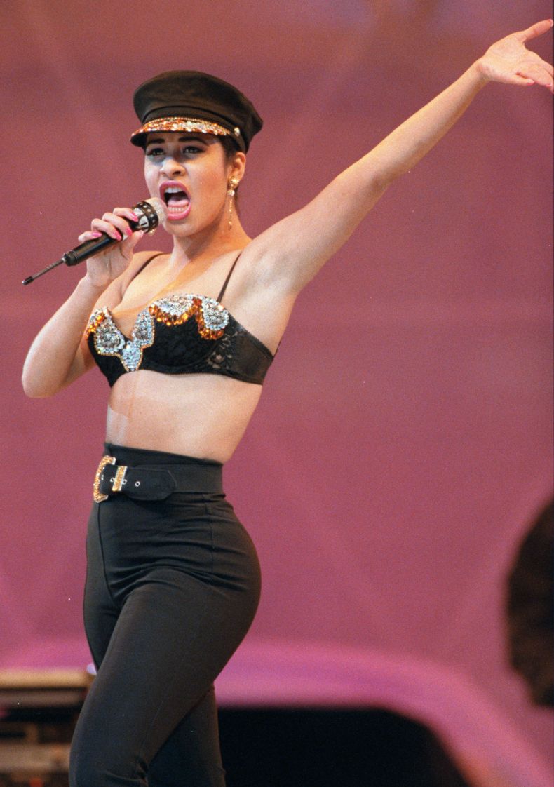 En esta foto del 28 de febrero de 1993, Selena Quintanilla canta en el Astrodome en Houston. Por a&ntilde;os, la familia de Selena ha tratado de crear un holograma para hacerle homenaje, pero los planes han sido complicados. Adem&aacute;s de los altos cos