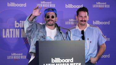 ARCHIVO - Los músicos Mau y Ricky llegan a una conferencia de prensa sobre la Semana Billboard de la Música Latina el 26 de agosto de 2024, en Miami Beach, Florida. (Foto AP/Lynne Sladky, archivo)