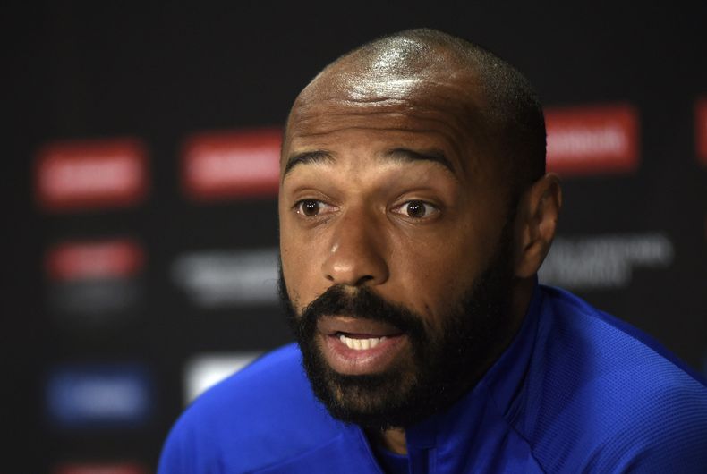 ARCHIVO - Foto del 18 de febrero del 2020, Thierry Henry habla en conferencia de prensa en San José, Costa Rica. El martes 29 de agosto del 2023, dice que quiere llevar a Francia al oro olímpico en los Juegos Olímpicos de París 2024. (AP Foto/Carlos Gonzalez, Archivo)