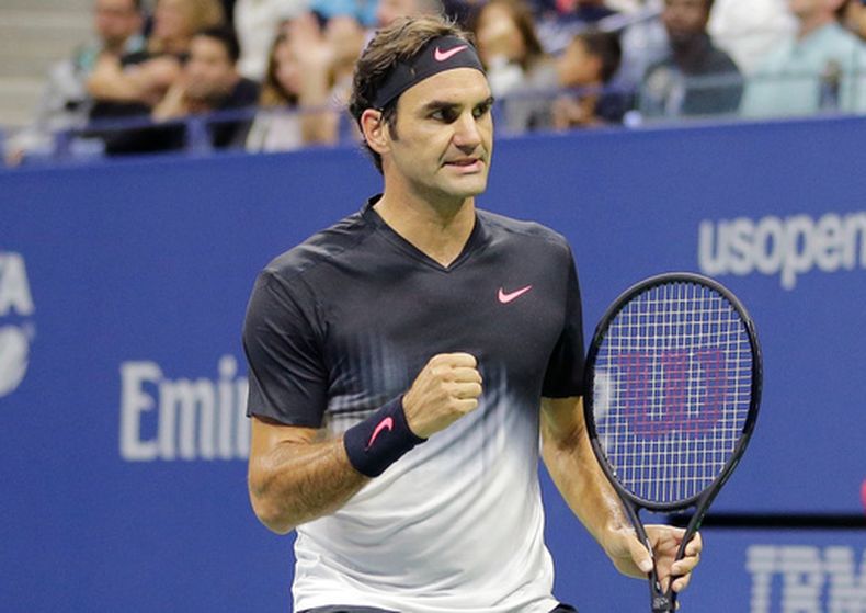 ARCHIVO - Roger Federer reacciona durante su partido contra Feliciano López en el Abierto de Estados Unidos, el 2 de septiembre de 2017. (AP Foto/Seth Wenig)