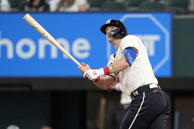 Josh Jung, de los Rangers de Texas, conecta un jonrón de dos carreras en el encuentro del sábado 5 de agosto de 2023, ante los Marlins de Miami (AP Foto/Tony Gutiérrez)