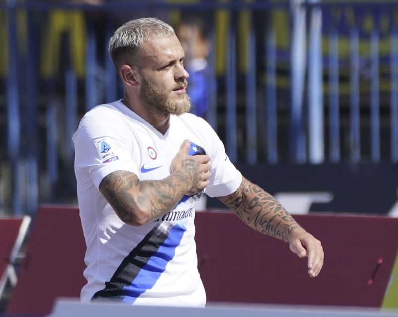 Federico Di Marco celebra tras anotar el gol del Inter de Milán en la victoria 1-0 ante Empoli en la Serie A italiana, el domingo 24 de septiembre de 2023, en Empoli.