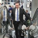 El senador demócrata Chris Murphy sube por una escalera eléctrica en la estación del tren subterráneo en el Senado, el martes 12 de marzo de 2024, en el Capitolio, en Washington. (AP Foto/Mariam Zuhaib)