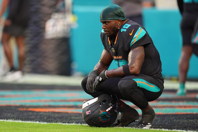 Tyreek Hill, receptor de los Dolphins de Miami, se sienta en la zona de anotación antes de un partido ante los Jets de Nueva York, el 29 de septiembre de 2025 (AP Foto/Rebecca Blackwell, archivo)