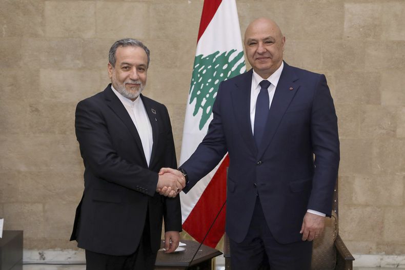 Foto difundida por el departamento de prensa de la presidencia libanesa que muestra al presidente libanés Joseph Aoun (der) con el ministro de exteriores iraní Abbas Araghchi en Baabda, al este de Beirut, Líbano, el 3 de junio del 2025. (departamento de prensa de la presidencia libanesa via AP)