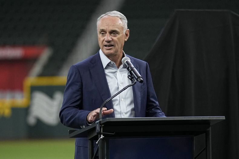 Rob Manfred, comisionado de las Grandes Ligas, durante la presentación del logo del Juego de Estrellas de 2024, el jueves 20 de julio de 2023, en Arlington, Texas. (AP Foto/Tony Gutiérrez)