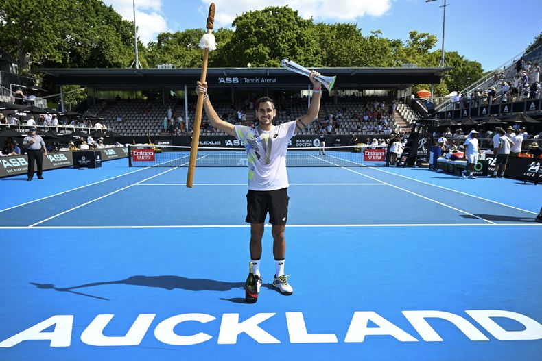 Alejandro Tabilo, de Chile, posa con sus trofeos después de derrotar a Taro Daniel, de Japón, en la final del torneo de tenis Auckland Classic, en Nueva Zelanda, el sábado 13 de enero de 2024. (Andrew Cornaga/Photosport vía AP)