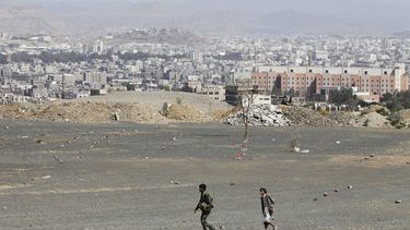 tres ninos murieron por el impacto de un misil lanzado por rebeldes huties contra una escuela en yemen