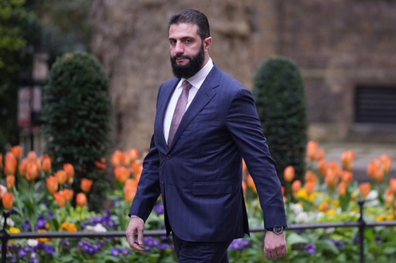 ARCHIVO - El presidente sirio Ahmed al-Sharaa camina hacia el número 10 de Downing Street para reunirse con el primer ministro británico Keir Starmer, en Londres, el 31 de marzo de 2026. (Foto AP/Alastair Grant, archivo)