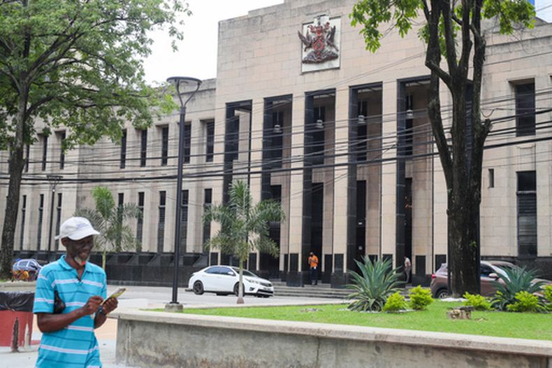 El escudo de armas de Trinidad y Tobago en la fachada de un edificio gubernamental en Puerto España, el 20 de agosto de 2024. (Foto AP/Ash Allen, Archivo)