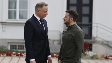 El presidente polaco Andrzej Duda (izquierda) se reúne con su homólogo ucraniano Volodymyr Zelenskyy en el Palacio de Belvedere, el lunes 8 de julio de 2024, en Varsovia, Polonia. (AP Foto/Czarek Sokolowski)