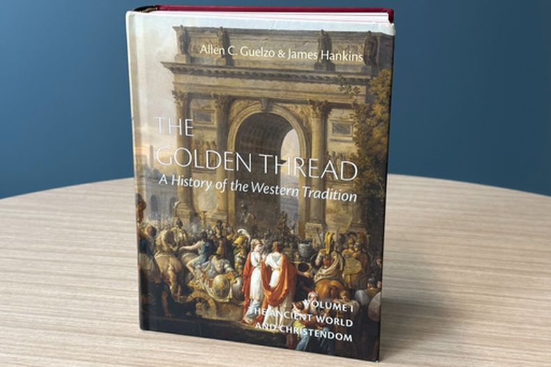 Un libro de texto, mostrado el martes 11 de agosto de 2026 en Washington, que será utilizado por el Pentágono en otoño al comenzar a implementar un plan de estudios centrado en la civilización occidental y el cristianismo en las escuelas que administra para familias de militares; esto forma parte de una iniciativa del secretario de Defensa, Pete Hegseth, para reorientar el sistema educativo hacia los valores patrióticos y la enseñanza clásica. (Foto AP)