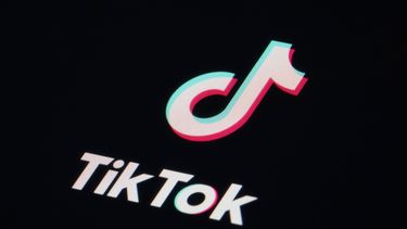 ARCHIVO - El ícono de la aplicación de TikTok en un teléfono, en Marple, Pensilvania, el martes 28 de febrero de 2023. (AP Foto/Matt Slocum, Archivo)