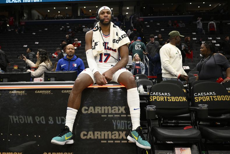 Buddy Hield, base de los 76ers de Filadelfia, se sienta en la mesa del anotador, tras la victoria sobre los Wizards de Washington, el sábado 10 de febrero de 2024 (AP Foto/Nick Wass)