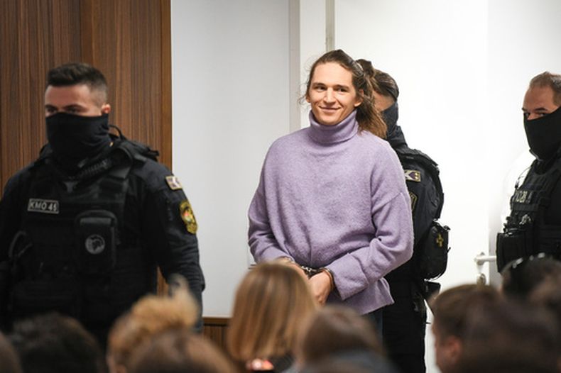 Maja T., una activista antifascista alemana, llega al tribunal en Budapest el 30 de septiembre del 2026. (AP foto/Pavel Bogolepov)