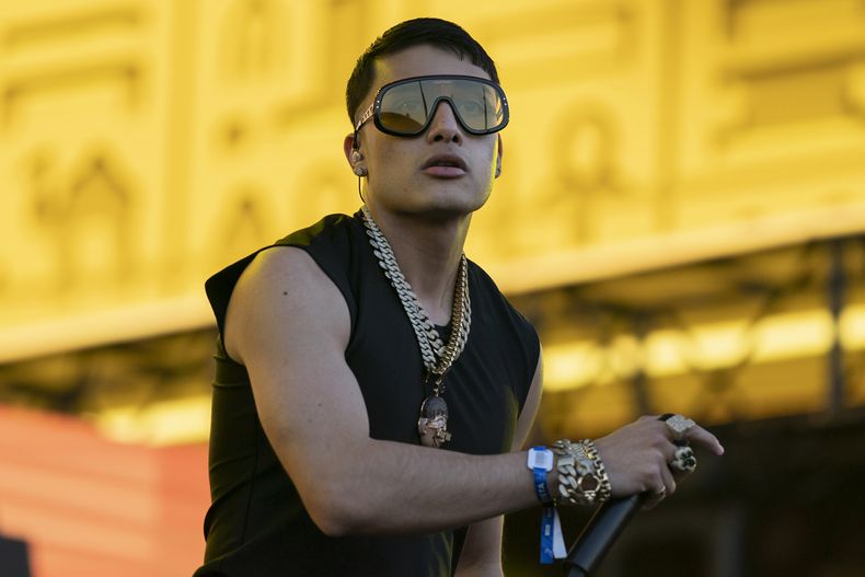El cantante mexicano El Malilla durante su concierto en el Coca-Cola Flow Fest en la Ciudad de México el domingo 24 de noviembre de 2024. (Foto AP/Félix Márquez)