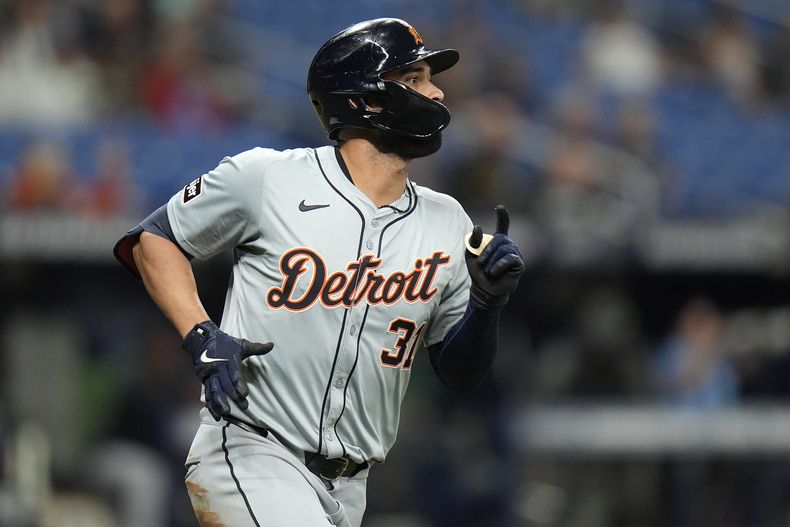 Riley Greene, de los Tigres de Detroit, recorre las bases tras conectar un jonrón de dos carreras en el octavo inning del juego ante los Rays de Tampa Bay, el martes 23 de abril de 2024 (AP Foto/Chris OMeara)