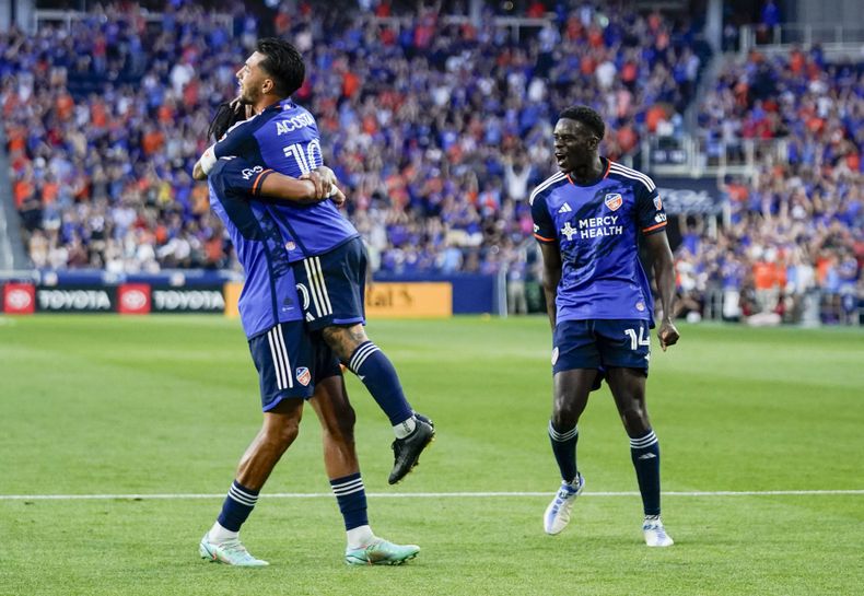 Luciano Acosta de Cincinnati FC celebra con Marco Angulo y Dominique Badji tras anotar el segundo gol de su equipo ante Toronto FC el miércoles 21 de junio del 2023. (AP Foto/Jeff Dean)