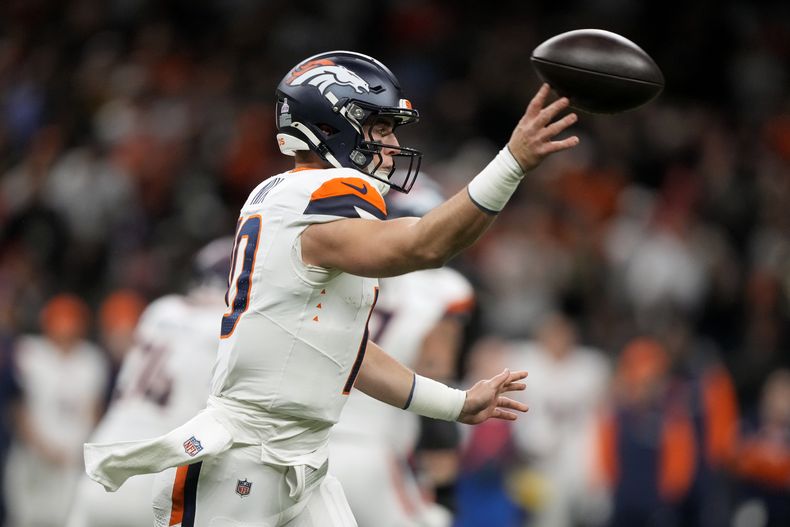 Bo Nix, quarterback de los Broncos de Denver, lanza un pase ante los Saints de Nueva Orleáns, el jueves 17 de octubre de 2024 (AP Foto/Gerald Herbert)