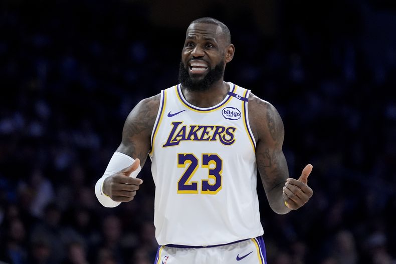 El jugador de los Lakers de Los Ángeles LeBron James (23) dirige a sus compañeros durante la primera mitad de su juego de NBA contra los Raptors de Toronto, el domingo 10 de noviembre de 2024, en Los Ángeles. (AP Foto/Marcio Jose Sanchez)