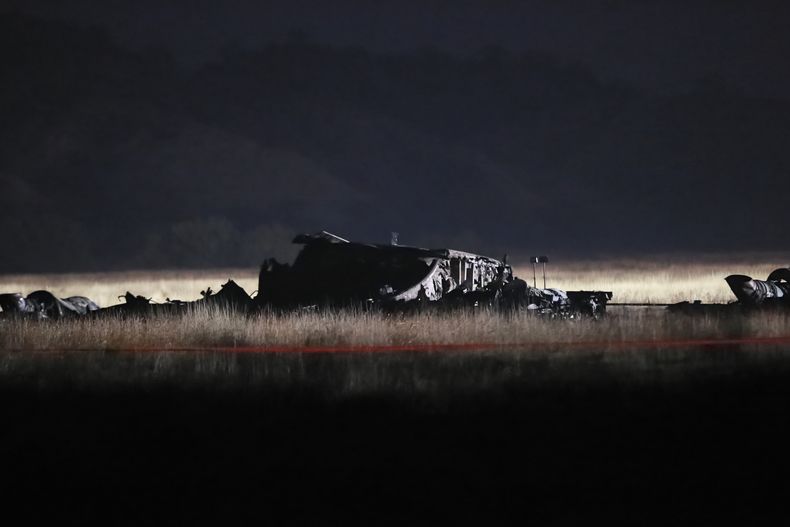 Los restos de un avión de carga de las fuerzas armadas turcas en el lugar donde se desplomó el miércoles 12 de noviembre de 2025, en la municipalidad de Sighnaghi, Georgia. (AP Foto/Zurab Tsertsvadze)