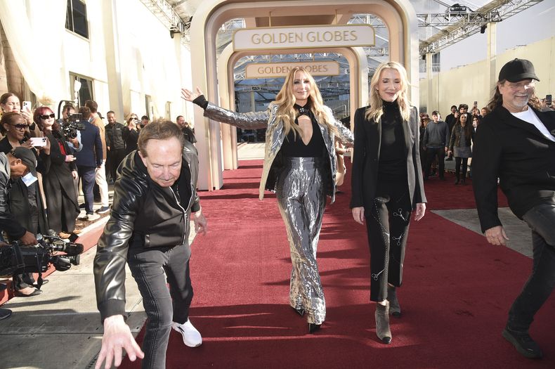 Barry Adelman, de izquierda a derecha, Nikki Glaser, Helen Hoehne, Glenn Weiss, despliegan la alfombra roja de la 82a edición de los Globos de Oro el jueves 2 de enero de 2025 en el Beverly Hilton de Beverly. Colinas, California. (Foto Richard Shotwell/Invision/AP)