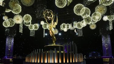Una estatua de un Emmy aparece en el escenario durante el despliegue de la alfombra roja de la 77.ª edición de los Premios Primetime Emmy, el jueves 11 de septiembre de 2025, en Los Ángeles. (Foto Richard Shotwell/Invision/AP)