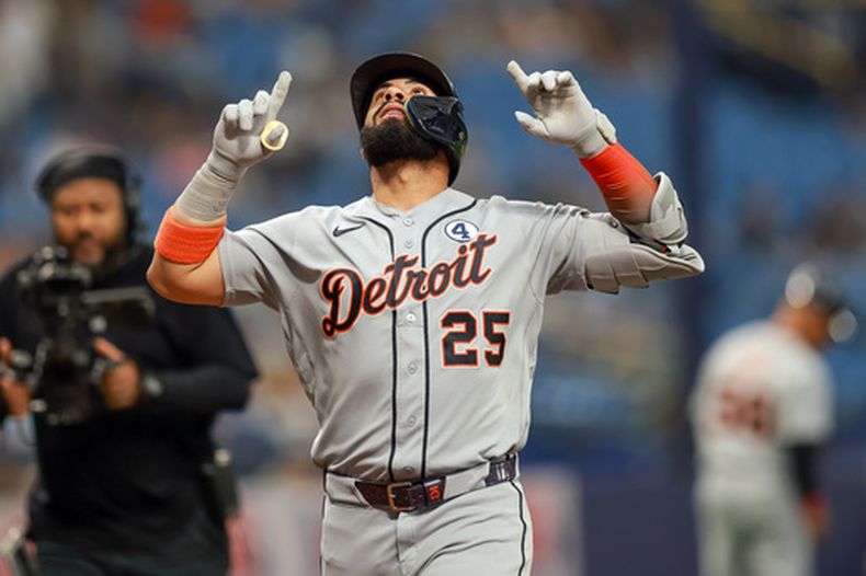 El venezolano Gleyber Torres, de los Tigres de Detroit, festeja su jonrón ante los Rays de Tampa Bay, el martes 2 de junio de 2026 (AP Foto/Mike Carlson)