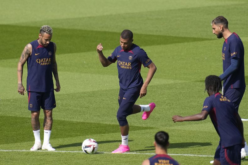 Kylian Mbappé (centro) se ejercita en el centro de entrenamiento del Paris Saint-Germain, a un costado del brasileño Neymar (izquierda), el jueves 20 de julio de 2023, en Poissy, al oeste de París. (AP Foto/Christophe Ena)