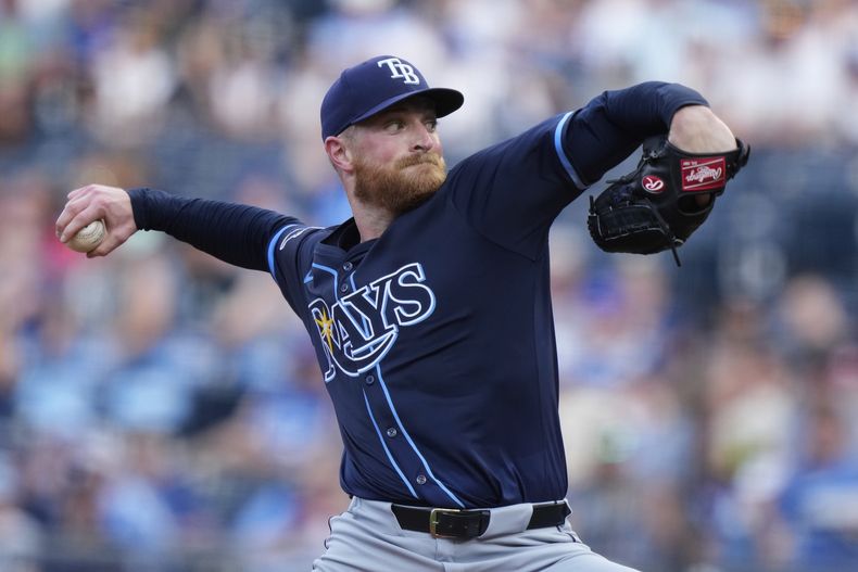 Drew Rasmussen, abridor de los Rays de Tampa Bay, lanza durante la primera entrada del juego de béisbol de Grandes Ligas frente a los Reales de Kansas City, el miércoles 25 de junio de 2025, en Kansas City, Missouri. (AP Foto/Charlie Riedel)