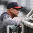ARCHIVO - Foto del 21 de abril del 2023, el mánager de los Guardianes de Cleveland Terry Francona observa una sesión de práctica de bateo antes del juego ante Marlins. El miércoles 28 de junio del 2023, Francona se perderá su segundo encuentro consecutivo tras sentirse mal el martes antes del duelo ante los Reales. (AP Foto/Nick Cammett, Archivo)