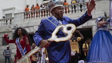 Regresan las carrozas a carnaval de Río, pero no las fiestas