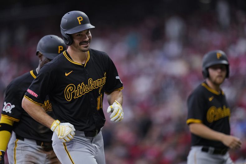 Bryan Reynolds, de los Piratas de Pittsburgh, sonríe luego de lograr un jonrón de dos carreras frente a los Rojos de Cincinnati, el martes 25 de junio de 2024 (AP Foto/Carolyn Kaster)