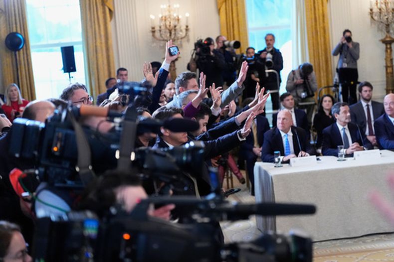 El presidente de EEUU, Donald Trump, responde a preguntas de los medios de comunicación durante una reunión con ejecutivos petroleros en la Casa Blanca, en Washington, el viernes 9 de enero de 2026. (AP Foto/Alex Brandon)
